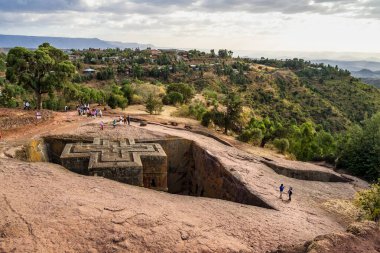 Lalibela, Etiyopya - 13 Şubat 2020: Etiyopya halkı Aziz George 'un ünlü Rock-Hewn Kilisesi - Etiyopya' nın Lalibela kentindeki Bete Giyorgis.