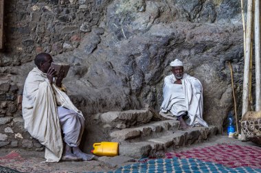 Lalibela, Etiyopya - 14 Şubat 2020: Lalibela, Etiyopya, Afrika yakınlarındaki ünlü Neakuto Leab Manastırında Etiyopya halkı