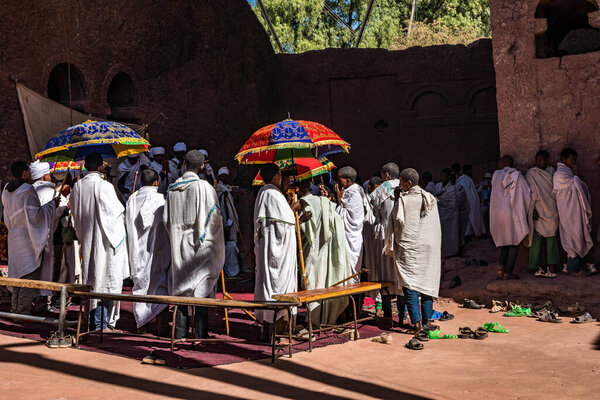 Лалибела, Эфиопия - 13 февраля 2020 года: эфиопцы в церкви Бет-Марьям, церковь Святой Марии в Лалибела, Эфиопия Африка