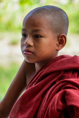 Hpa-An, Myanmar - 06 Kasım 2019: Hpa-An, Myanmar yakınlarındaki Kaw Ka Thaung Mağarasında genç keşiş