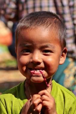 Heho, Myanmar - 08 Kasım 2019: Myanmar 'daki Heho şehir merkezindeki bir pazardaki insanlar, Asya' daki eski Burma