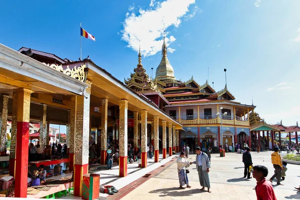 Inle Lake Mianmar Nov 2019 Padogas Mosteiro Budista Inle Lake — Fotografia de Stock