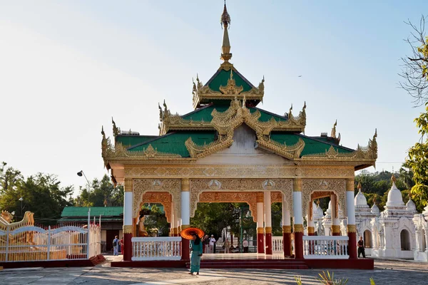 Mandalay Myanmar Kasım 2019 Mandalay Myanmar Kuthodaw Beyaz Ahşap Tapınağı — Stok fotoğraf
