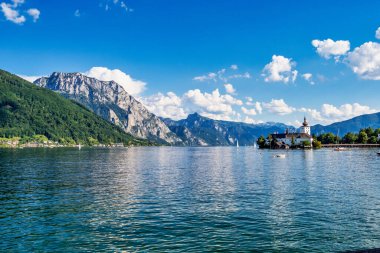Avusturya, Salzkammergut 'taki Traunsee Gölü ve Ort Gmunden Foudend' daki bir Avusturya şatosu olan Ort Gölü 'nün ortasında 1080 yılı civarında yer alır.