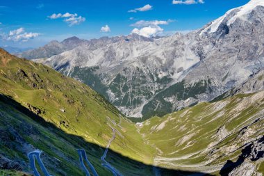 İtalya, Stelvio Ulusal Parkı. Ortler Alpleri 'ndeki Stelvio Geçidi' ne giden ünlü yol. Alp manzarası.
