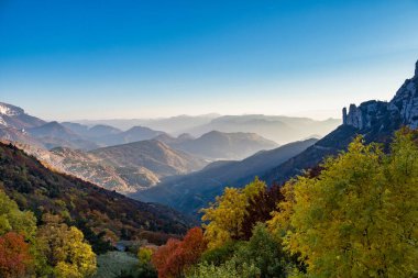 Fransız kırsalında. Albay de Rousset. Vercors 'un tepelerinin panoramik manzarası, Marly Hills ve vadi Val de Drome, Fransa
