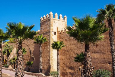 Rabat, Fas - 13 Ekim 2019: Udayas 'lı Kasbah, Rabat' taki Almohad kapısı ile güçlendirilmiş duvarın güneybatı kısmı olan Oudaias veya Oudayas 'ı da heceledi.