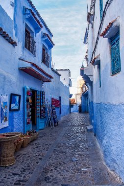Şef, Fas - 14 Ekim 2019: Medina of Chefchaouen. Chefchaouen, Fas 'ın kuzeybatısında yer alan bir şehirdir. Mavinin tonlarında binalarıyla ünlüdür.