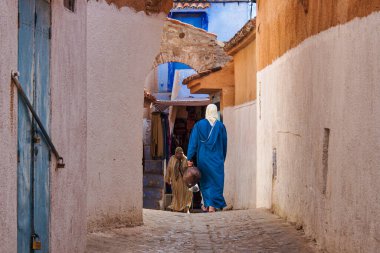 Chefchaouen, Fas - 14 Ekim 2019: Kuzeybatı Fas 'ta bir şehir olan Mavi Chefchaouen veya Chaouen' de sokak yaşamı. Mavinin tonlarında binalarıyla ünlüdür.