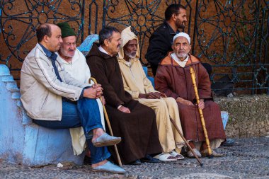Chefchaouen, Fas - 14 Ekim 2019: Kuzeybatı Fas 'ta bir şehir olan Mavi Chefchaouen veya Chaouen' de sokak yaşamı. Mavinin tonlarında binalarıyla ünlüdür.