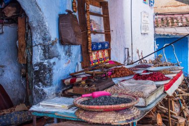 Şef, Fas - 14 Ekim 2019: Chefchaouen Fas, Afrika 'da geleneksel Fas pazarı. Şef Fas 'ın mavi şehri..
