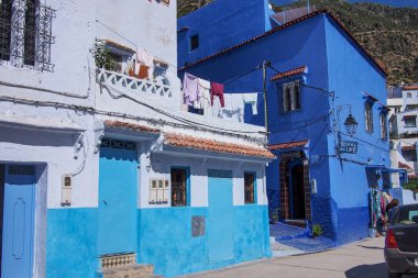 Şef, Fas - 14 Ekim 2019: Medina of Chefchaouen. Chefchaouen, Fas 'ın kuzeybatısında yer alan bir şehirdir. Mavinin tonlarında binalarıyla ünlüdür.