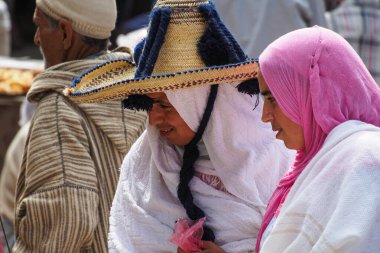 Fes, Fas - 14 Ekim 2019: Kırsal kesimde haftalık Berber Çarşısı pazarı manzarası. Fes 'in dışındaki haftalık çarşıda yerel halkın hareketli bir görüntüsü.