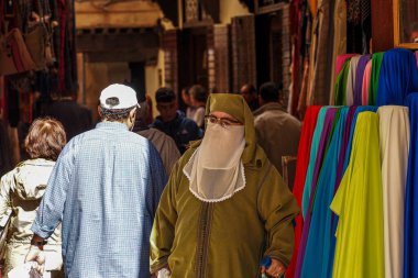 Fes, Fas - 15 Ekim 2019: Eski Fas Medine 'deki tipik sokak pazarı, Afrika' daki Fas