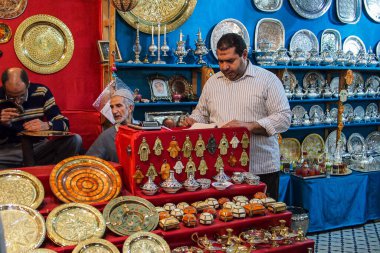 Fes, Fas - 15 Ekim 2019: Eski Fas Medine 'deki tipik sokak pazarı, Afrika' daki Fas