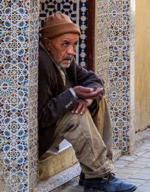 Meknes, Fas - 16 Ekim 2019 Fas 'taki Moulay İsmail Anıtında oturan adam. Moulay İsmail mozolesi, Fas 'ın Meknes şehrinde bulunan bir mozoledir..