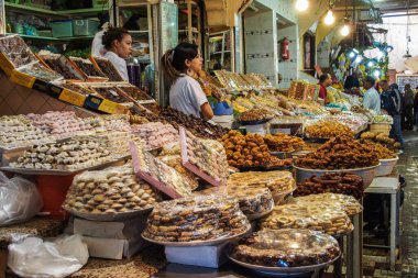 Meknes, Fas - 16 Ekim 2019: Meksika 'da geleneksel pazar, Afrika' da Fas.