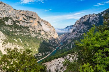 Verdon Gorge, Gorges du Verdon, Fransız Alpleri, Provence, Fransa 'da turkuaz yeşili kıvrımlı nehir ve yüksek kireçtaşı kayalarıyla ünlü kanyonun muhteşem manzarası.