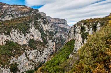 Verdon Gorge, Gorges du Verdon, Fransız Alpleri, Provence, Fransa 'da turkuaz yeşili kıvrımlı nehir ve yüksek kireçtaşı kayalarıyla ünlü kanyonun muhteşem manzarası.