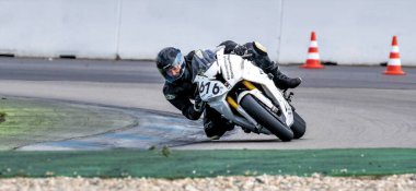 Hockenheim, Almanya - 27 Haziran 2019: Baden-Wurttemberg yarış merkezinde ya da Hockenheimring 'de motosiklet yarışı, Hockenheim şehrinde insanlar için bir yarış pisti