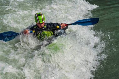 Augsburg, Almanya - 16 Haziran 2019 Whitewater kano sporu, aşırı kano sporu. Augsburg Almanya 'sında Eiskanal' da kano süren bir adam.