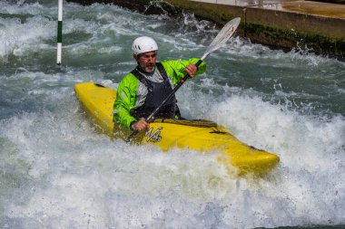 Augsburg, Almanya - 16 Haziran 2019 Whitewater kano sporu, aşırı kano sporu. Augsburg Almanya 'sında Eiskanal' da kano süren bir adam.