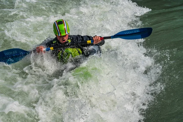 Augsburg Niemcy Czerwca 2019 Kajakarstwo Whitewater Ekstremalne Spływy Kajakowe Facet — Zdjęcie stockowe