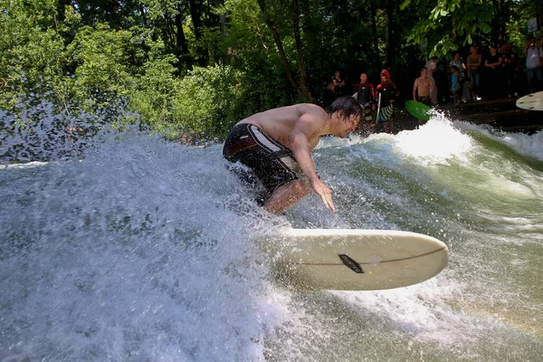 2019 시내의 Eisbach 불리는 도시에서 서핑하는 사람들로 유명하다 — 스톡 사진