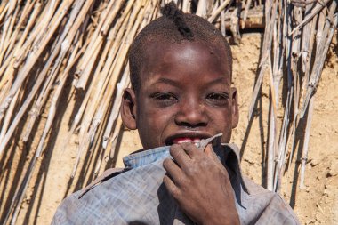 Opuwo, Namibya - Temmuz 07, 2019 Himba kabilesinin bir köyünde kimliği belirsiz bir bebek