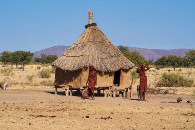 Opuwo, Namibya - Temmuz 07, 2019: Himba köyünde tipik kolye ve saç stiline sahip tanımlanamayan Himba kadınları