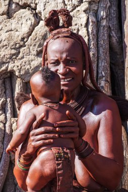 Opuwo, Namibya - Temmuz 07, 2019: Himba köyünde tipik kolye ve saç stiline sahip tanımlanamayan Himba kadını