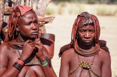 Opuwo, Namibya - Temmuz 07, 2019: Himba köyünde tipik kolye ve saç stiline sahip tanımlanamayan Himba kadınları