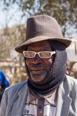 Opuwo, Namibya - Temmuz 07, 2019: Namibya 'nın kuzeybatısındaki Kunene Bölgesi' nin başkenti Opuwo 'da görülen yaşlı Namibyalı adam