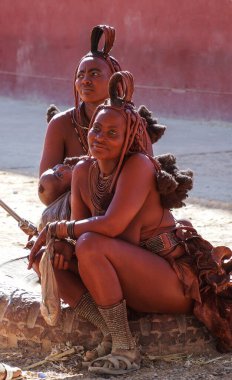 Opuwo, Namibya - Temmuz 07, 2019: Opuwo sokaklarında tipik kolye ve saç stiline sahip tanımlanamayan Himba kadınları