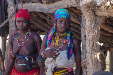 Opuwo, Namibya - Temmuz 07, 2019: Opuwo sokaklarında tipik kolye ve saç stiline sahip tanımlanamayan Himba kadınları