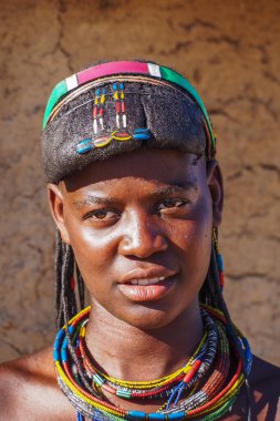 Opuwo, Namibya - Temmuz 07, 2019: Himba köyünde tipik kolye ve saç stiline sahip tanımlanamayan Himba kadını