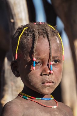 Opuwo, Namibya - Temmuz 07, 2019 Himba kabilesinin bir köyünde kimliği belirsiz bir bebek
