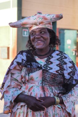 Opuwo, Namibya - Temmuz 07, 2019: Opuwo 'da geleneksel giyinmiş Kahraman Kadın. Namibya. Bugün 240.000 üyeyle birlikte Bantu grubuna mensup olan Herero..