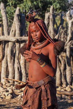 Opuwo, Namibya - Temmuz 08, 2019: Himba köyünde tipik kolye ve saç stiline sahip tanımlanamayan Himba kadını