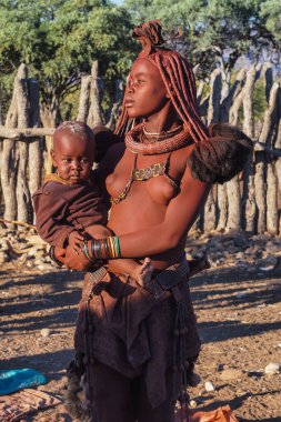 Opuwo, Namibya - Temmuz 08, 2019: Himba köyünde tipik kolye ve saç stiline sahip tanımlanamayan Himba kadını