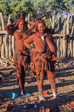 Opuwo, Namibya - Temmuz 08, 2019: Himba köyünde tipik kolye ve saç stiline sahip tanımlanamayan Himba kadını