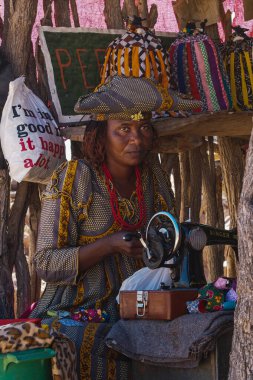 Twyfelfontein, Namibya - 10 Haziran 2019: Twyfelfontein 'de geleneksel giysiler içindeki kahraman kadın. Namibya. Bugün 240.000 üyeyle birlikte Bantu grubuna mensup olan Herero..