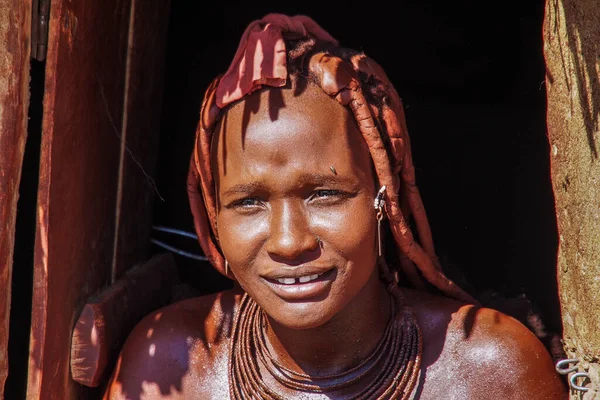 Opuwo, Namibya - Temmuz 07, 2019: Himba köyünde tipik kolye ve saç stiline sahip tanımlanamayan Himba kadını
