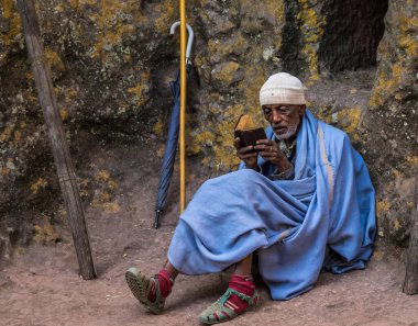 Lalibela, Etiyopya - 13 Şubat 2020: Etiyopya halkı Aziz George 'un ünlü Rock-Hewn Kilisesi - Etiyopya' nın Lalibela kentindeki Bete Giyorgis.