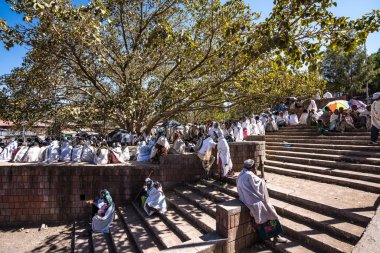 Lalibela, Etiyopya - 13 Şubat 2020: Bet Maryam Kilisesi 'nde Etiyopya halkı, Lalibela, Etiyopya Afrika' da St. Mary Kilisesi
