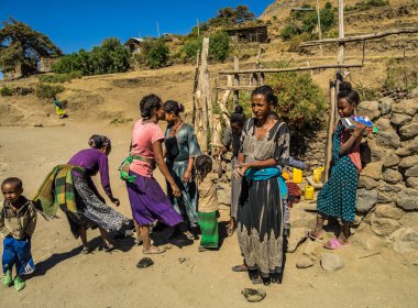 Lalibela, Etiyopya - 14 Şubat 2020: İnsanlar Lalibela, Etiyopya 'daki bir su kaynağından su alıyorlar. Afrika