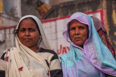 Varanasi, Hindistan - 23 Aralık 2019: Renkli eşarbıyla tanımlanamayan Hintli kadınlar. Hint ipeğinden yapılan eşarp Hintli kadınlar arasında çok yaygın ve popülerdir..