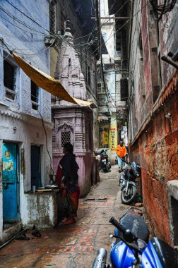 Varanasi, Hindistan - 24 Aralık 2019: Eski Varanasi kasabasının dar sokakları, Varanasi, Banaras, Uttar Pradesh, Hindistan, Asya