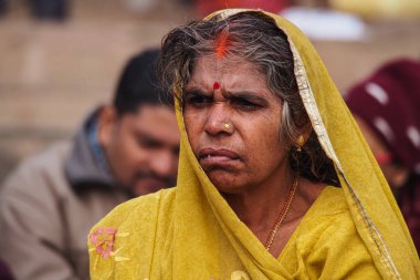 Varanasi, Hindistan - 26 Aralık 2019: Renkli atkısı olan tanımlanamayan Hintli kadın. Hint ipeğinden yapılan eşarp Hintli kadınlar arasında çok yaygın ve popülerdir..