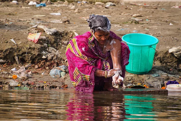 Varanasi, Hindistan - 26 Aralık 2019: Varanasi, Hindistan, Asya 'daki Ganj nehrinde yıkanan kadın